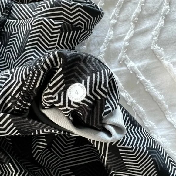 Lululemon Swift Speed 28 inch Textured Labyrinth Black Light Cast - Picture 7 of 7